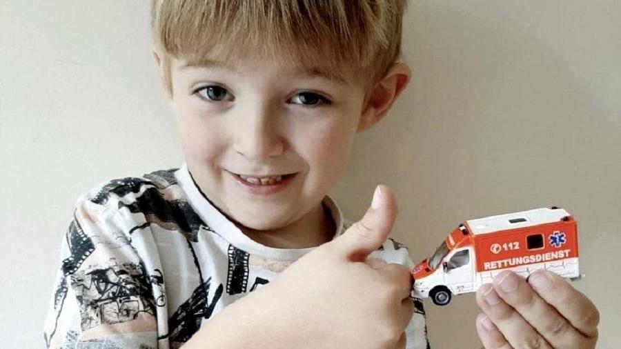 Josh, de 5 anos, salvou a vida da mãe após ligar para número de emergência que estava impresso em brinquedo, na Inglaterra - Reprodução/Caroline Chapman / SWNS