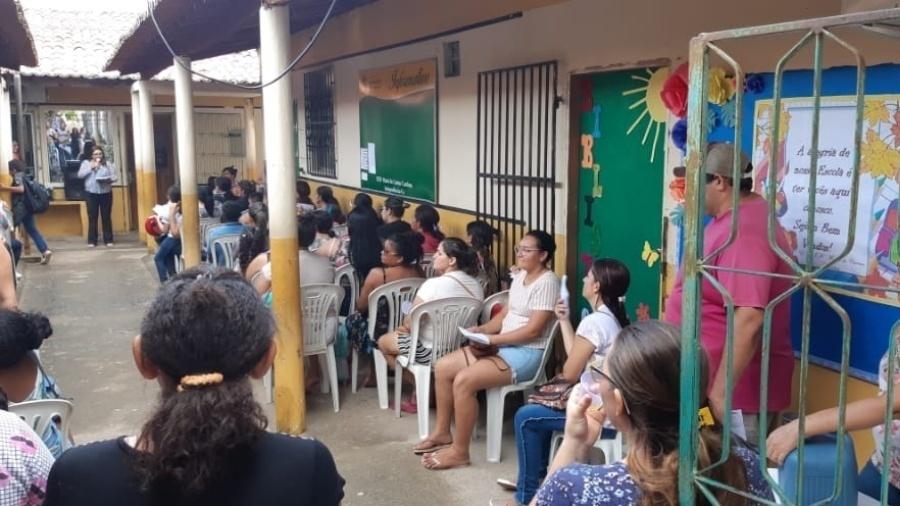 Socorro Pimentel fala com pais e alunos em atividade na escola municipal Maria do Carmo Cardoso - Arquivo pessoal