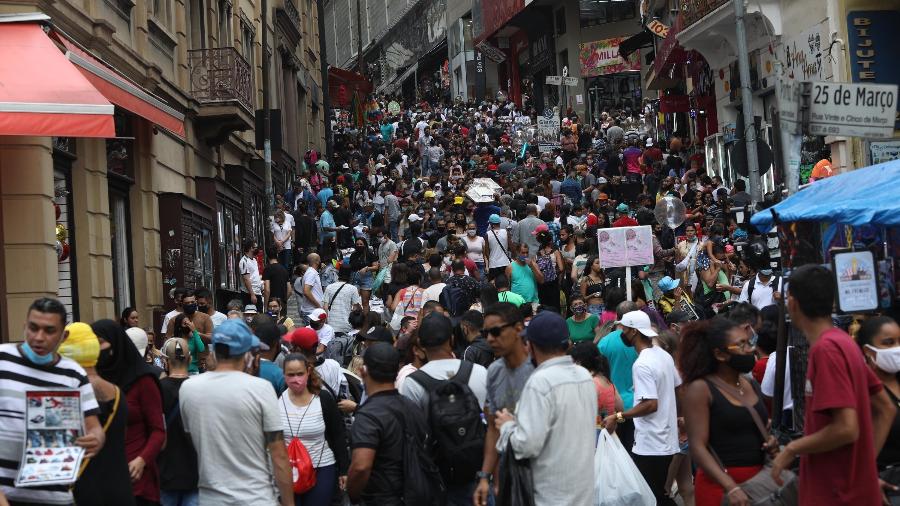 Movimentação na rua 25 de Março, em São Paulo - Por Camila Moreira e Rodrigo Viga Gaier