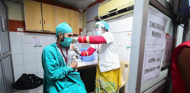 5.jan.2021 - Voluntários e funcionários da saúde são vistos durante treinamento para a vacinação contra o coronavírus em um hospital privado em Allahabad, na Índia