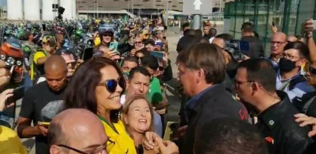 Opinião: Milly Lacombe - Ao se calar, futebol brasileiro dá as mãos ao extermínio bolsonarista