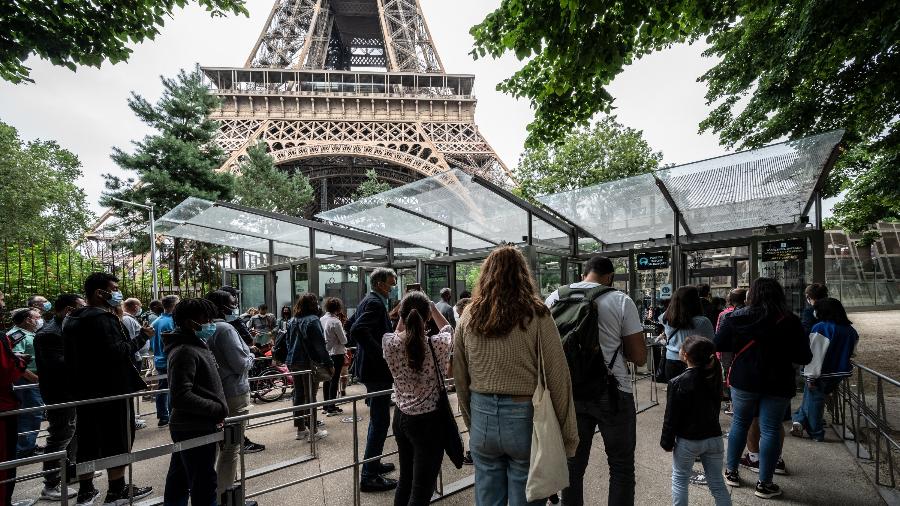 Visitantes fazem fila para visitar a Torre Eiffel, em Paris, no dia da reabertura  - Bertrand Guay/AFP