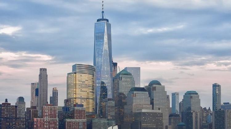 O novo One World Trade Center substituiu as torres gêmeas na ilha de Manhattan, em Nova York