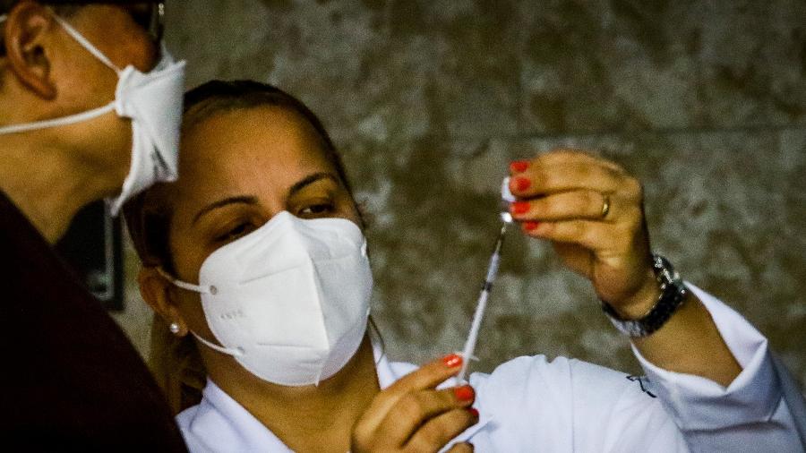 4.dez.2021 - Enfermeira aplica vacina em posta da região central de SP - Aloisio Mauricio/Estadão Conteúdo