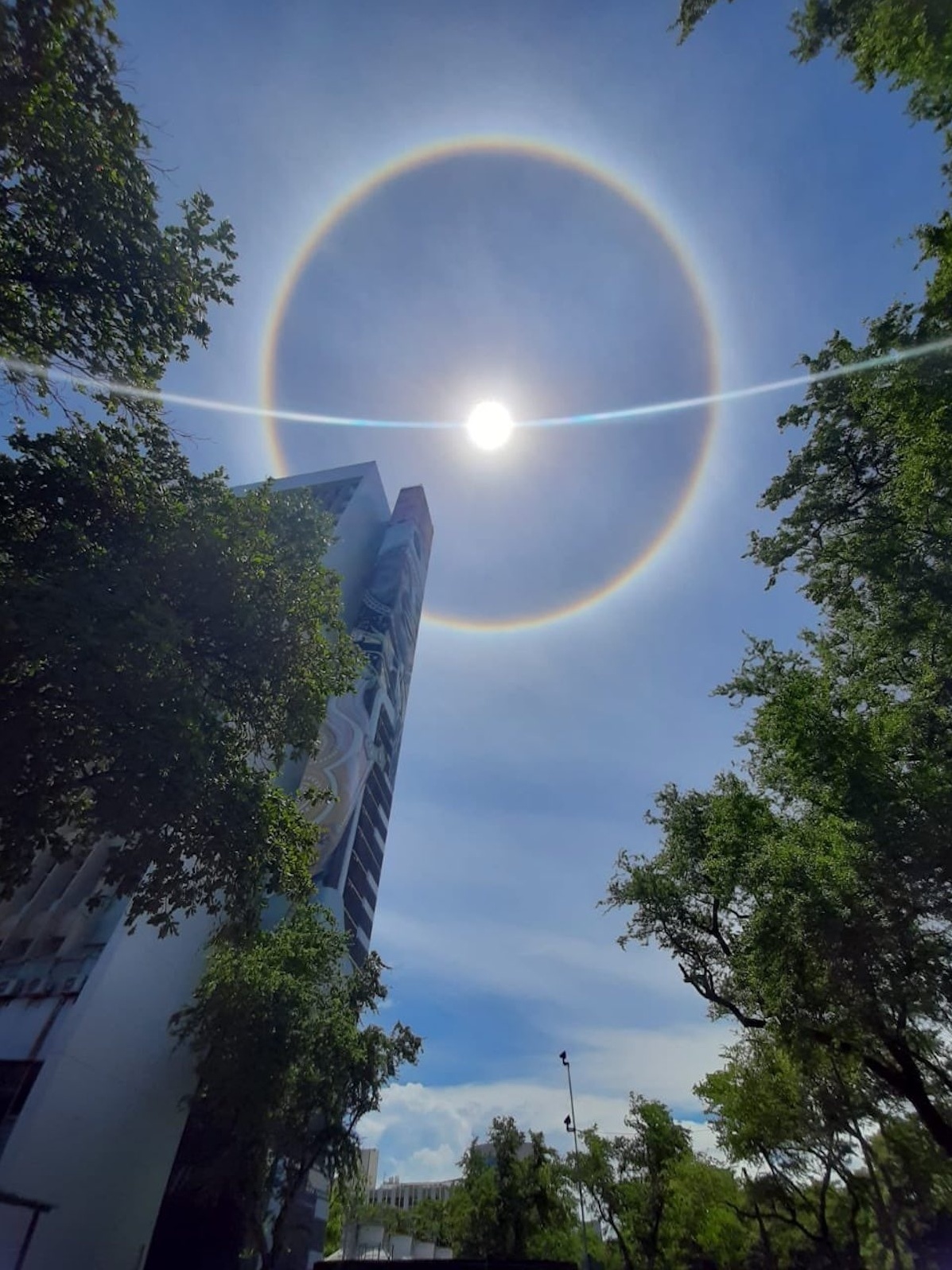 Halo solar: Fenômeno forma 'arco-íris' em torno do sol em PE