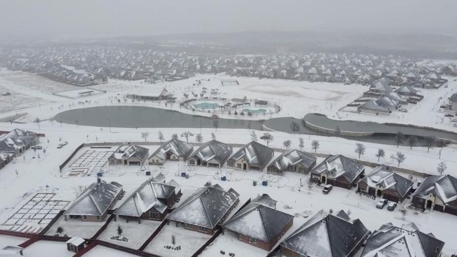 Neve atingiu cidade de Aledo, no Texas. Registro de nevasca é raro na região - Twitter @mattlantz/via REUTERS