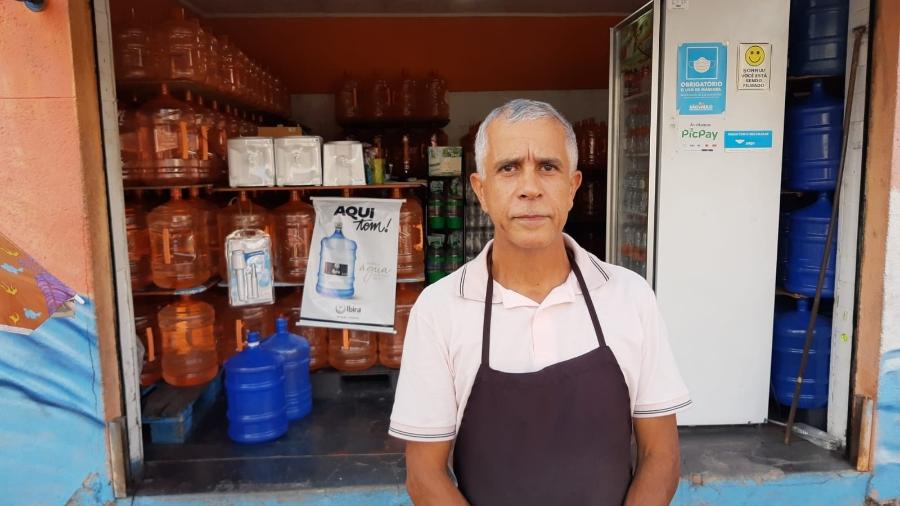O comerciante Humberto José de Lima, 60, em frente à loja que recebeu uma conta de luz de R$ 64 mil - Nivaldo Souza/Colaboração para o UOL