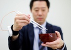 Se você usar estes hashis elétricos, não precisará de tanto sal na comida - Issei Kato/Reuters