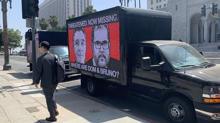 Driving a truck in Los Angeles brings pictures of Dom Phillips and Bruno Pereira and asks: 'Threatened, now missing.  Where are Dom and Bruno?'  ('Threatened and now missing. Where are Dom and Bruno?') - Mariana Sanches/BBC - Mariana Sanches/BBC