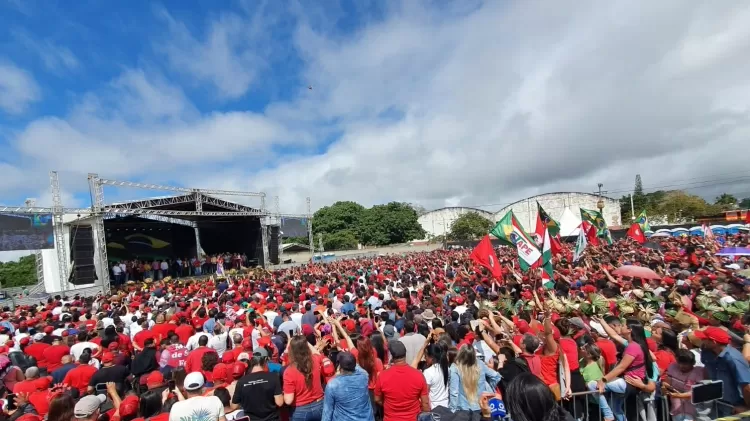 Público lotou a Arena 177; eleitores de Lula ainda ficaram fora assistindo pelo telão - Carlos Madeiro/UOL - Carlos Madeiro/UOL