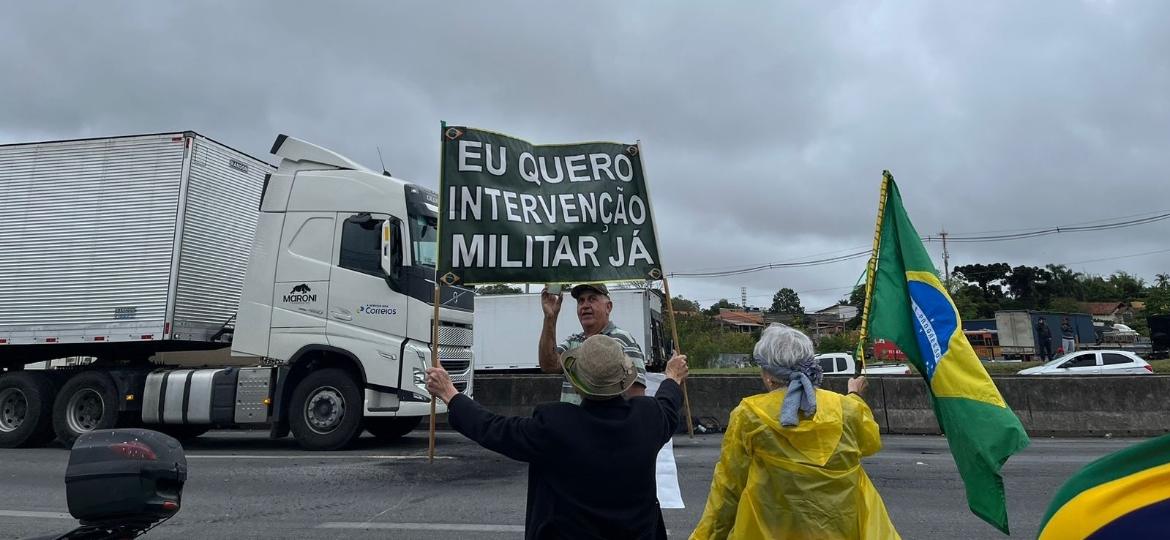 01.nov.22 - Manifestante pede intervenção militar em bloqueio na BR-116, em São Paulo - Caê Vasconcelos/UOL