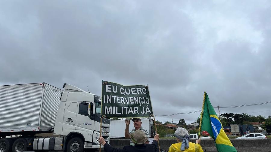 01.nov.22 - Manifestante pede intervenção militar em bloqueio na BR-116, em São Paulo - Caê Vasconcelos/UOL