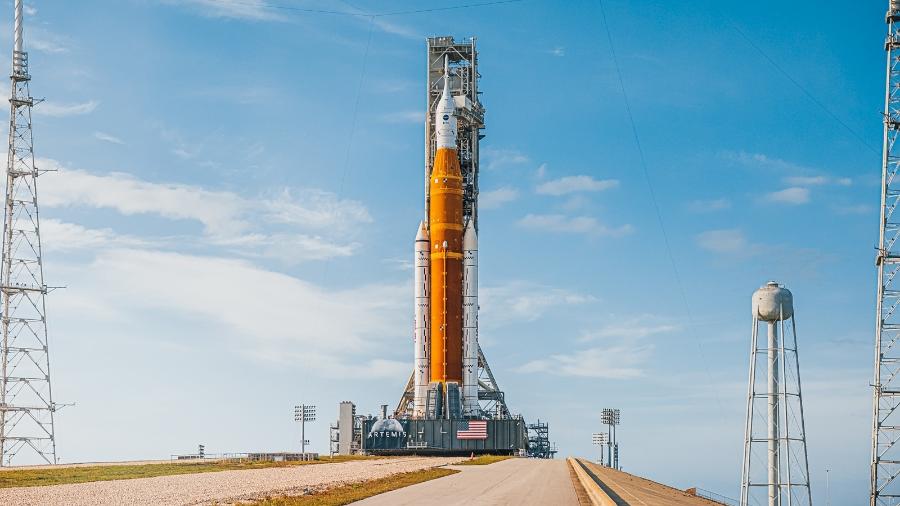 Mesmo com passagem do furacão Nicole, foguete SLS segue posicionado na plataforma do Centro Espacial Kennedy; lançamento pode acontecer no dia 16 - Nasa