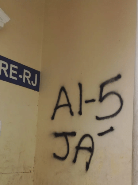 Pichações nos muros do TRE-RJ e OAB-RJ em Nova Friburgo - OAB-RJ