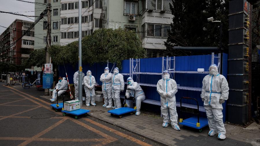 Protesto raro contra os bloqueios para conter a covid-19 preocupam as autoridades da China - Por Casey Hall e Martin Quin Pollard