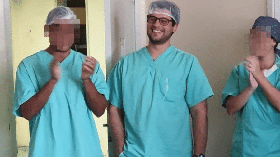 Andres Oñate com colegas em hospital da UFRJ, onde médico teria feito uma de suas vítimas - Reprodução/Instagram 