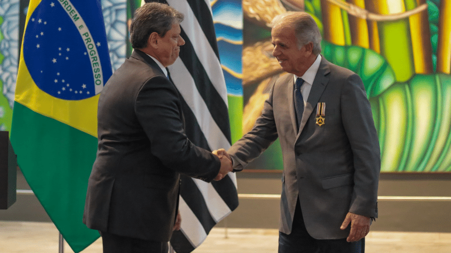 Tarcísio de Freitas (Republicanos) entrega condecoração ao ministro da Defesa do governo Lula, José Múcio Monteiro - Divulgação/Governo do Estado de São Paulo