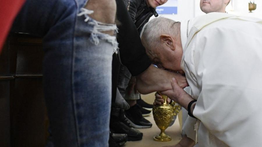 Conforme a tradição cristã, Francisco representou o gesto de humildade de Cristo com seus apóstolos antes de ser preso, condenado à morte e crucificado  - Photo by Handout / VATICAN MEDIA / AFP