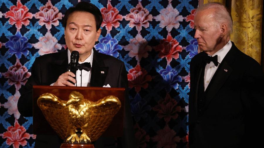Presidente dos EUA Joe Biden e Yoon Suk Yeol, presidente da Coreia do Sul, em um jantar na Casa Branca - EVELYN HOCKSTEIN/REUTERS