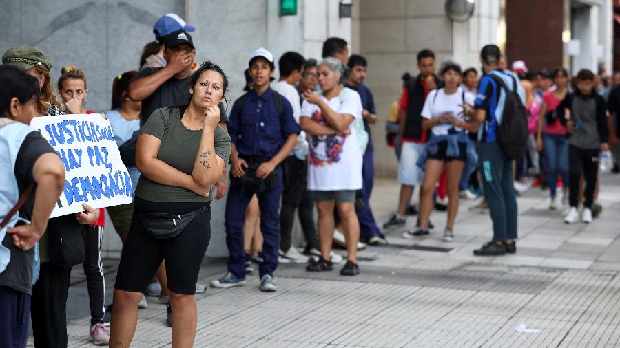 Argentinos fazem fila em frente ao gabinete da ministra do Capital Humano, Sandra Pettovello