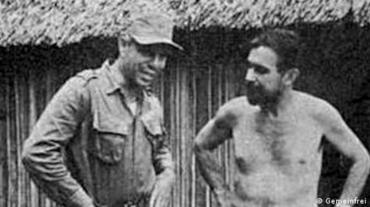Sérgio Macaco (à esquerda) conversando com o indigenista Cláudio Villas-Bôas, em uma rara imagem do capitão