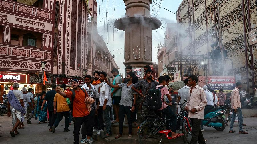 Pessoas se refrescam em um mercado, em meio à onda de calor em Varanasi, Índia
