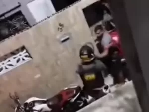 Vídeo mostra policial agredindo entregador com capacete em Fortaleza; veja