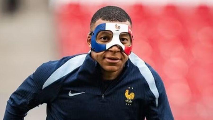 Mbappé jogou com máscara com cores da bandeira da França. 