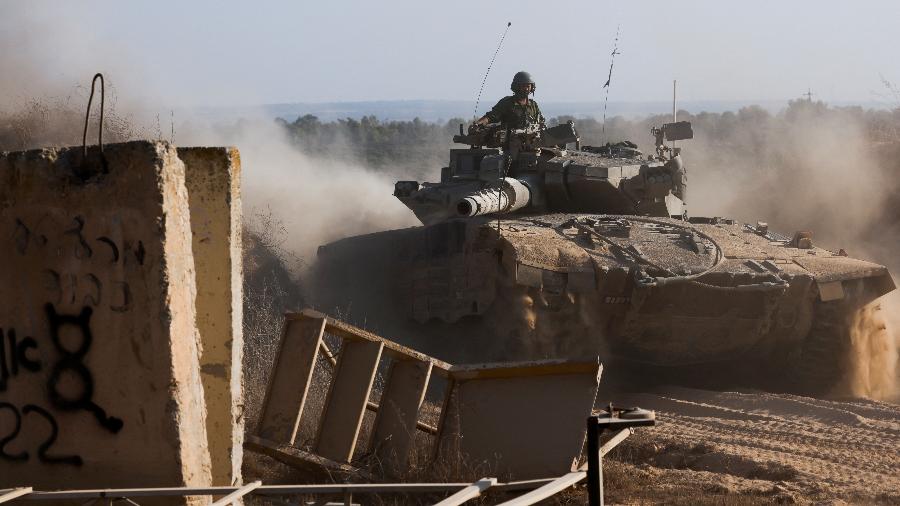 Um tanque israelense manobra perto da fronteira Israel-Gaza, em meio ao conflito Israel-Hamas, em Israel, 14 de julho de 2024