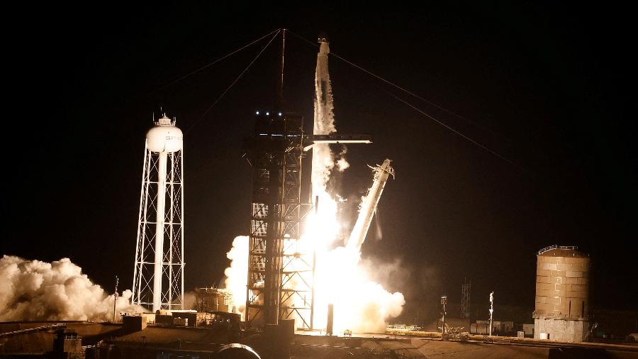 10.set.24 - Um foguete Falcon 9 decola com a Polaris Dawn, uma missão que levará tripulantes para a primeira caminhada espacial feita por uma empresa privada, no Centro Espacial Kennedy, em Cabo Canaveral, Flórida, EUA