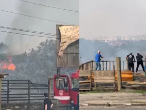 Fogo atinge comércios e se aproxima de casas e escola em Cotia (SP)