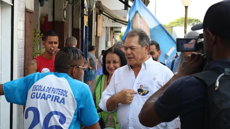 1º.out.2024 - Bebetto Haddad (DC) se apresenta a eleitor na Vila Sabrina, em São Paulo