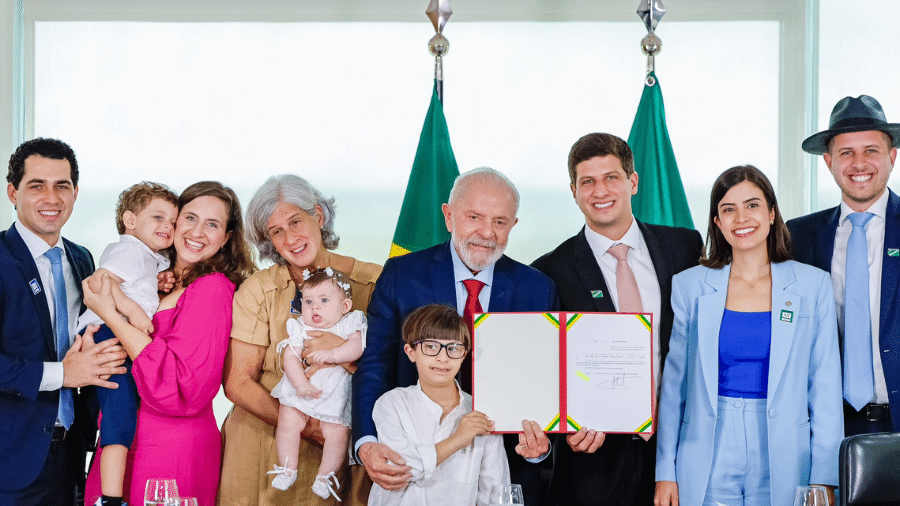 Presidente Lula ao lado da família de Eduardo Campos e de Tabata Amaral (PSB) ao sancionar PL que homenageia político pernambucano