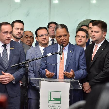 Líder do PSD na Câmara dos Deputados, Antonio Brito (BA), ao lado dos deputados da bancada