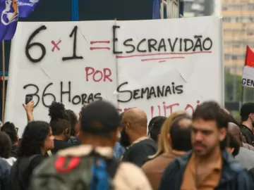 Manifestantes se reúnem em São Paulo contra escala de trabalho 6x1