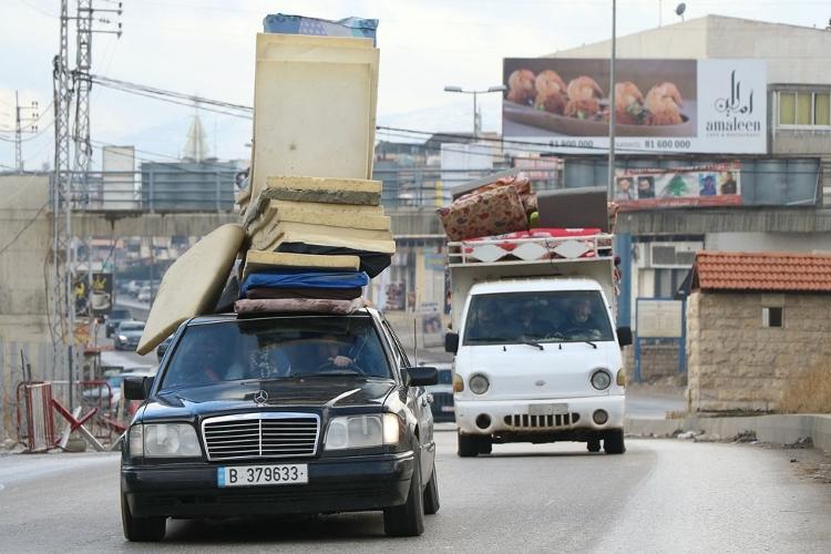 Carros com colchões e móveis são vistos na vila de Ferzol, no Líbano, após cessar-fogo entre Hezbollah e Israel