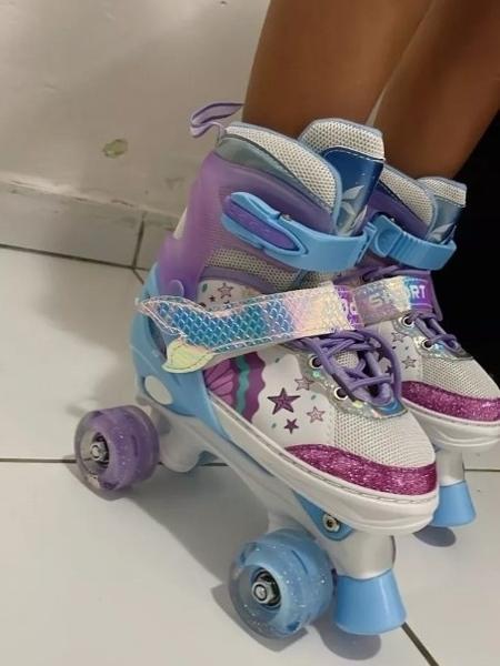 Patins infantis estão disponíveis em diferentes cores, como rosa roxo e azul