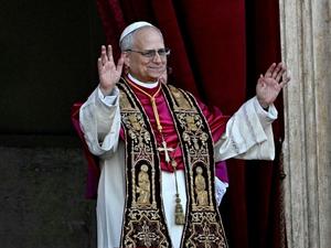 Papa Leão 14 é aplaudido por cardeais na Capela Sistina; veja momento