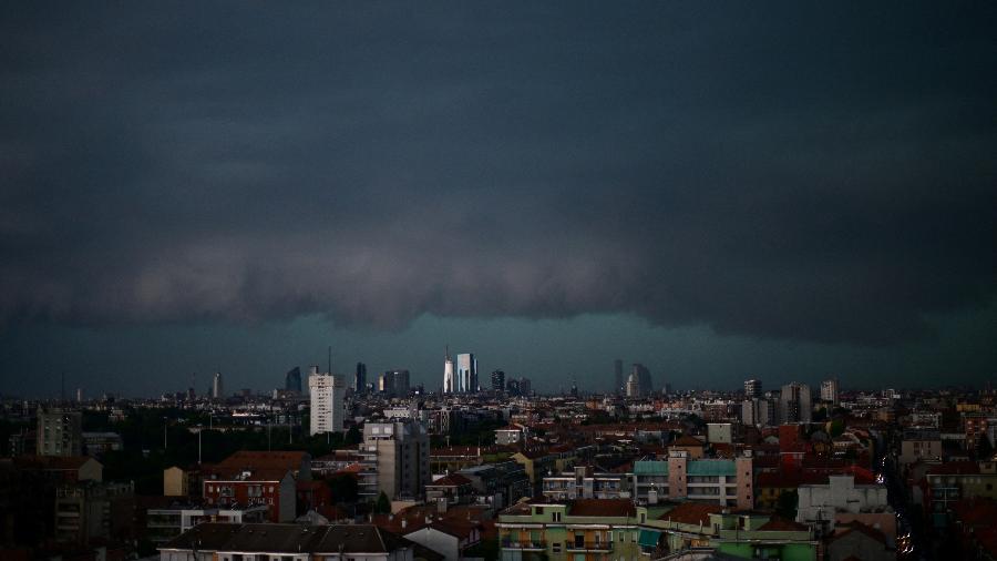 Nuvem paira sobre o horizonte durante uma forte tempestade em Milão, na Itália Nuvem paira sobre o horizonte durante uma forte tempestade em Milão, na Itália