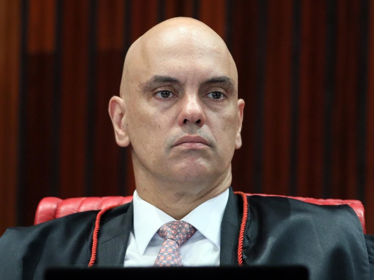 Moraes ordena apreensão de armas e revoga registro CAC de Bolsonaro