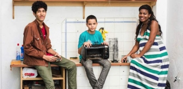 Luiz, Davi e Pamella se preparam para produzir suas invenções no Gambiarra Favela Tech, no Complexo da Maré - Douglas Lopes/BBC Brasil