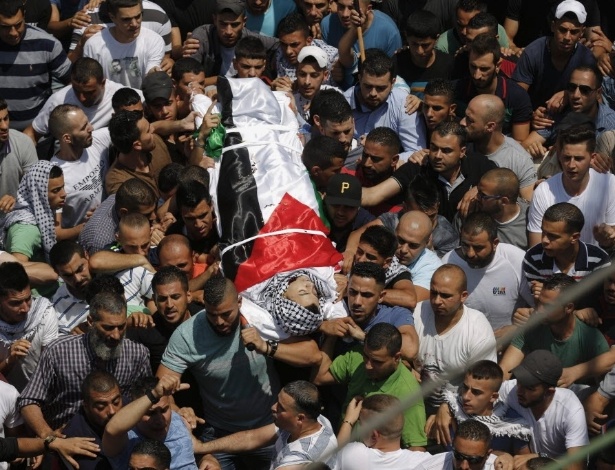 Palestinos carregam o corpo de Laith al-Khaldi, 18, no campo de refugiados de Jalazoun, na Faixa de Gaza, neste sábado (1º) - Atef Safadi/EPA/EFE