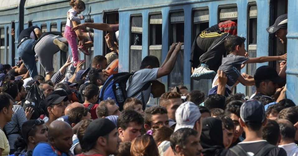 13.ago.2015 - Centenas de imigrantes tentam entrar em um vagão com destino à Sérvia, na estação de Gevgelija, Macedônia. O objetivo é tentar chegar a países da União Europeia através da Hungria