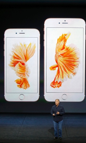9.set.2015 - Phil Schiller, vice-presidente sênior de Marketing Mundial da Apple Inc, apresenta novos iPhones 6S e 6S Plus durante conferência anual da empresa no auditório do Bill Graham Civic, em San Francisco, Califórnia (EUA)