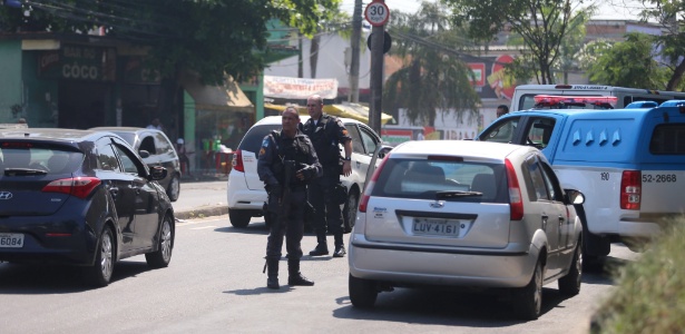 Policiais continuam na região do Complexo do Chapadão, no Rio, em busca do PM desaparecido desde a última segunda-feira (12) - Fabiano Rocha/Agência O Globo