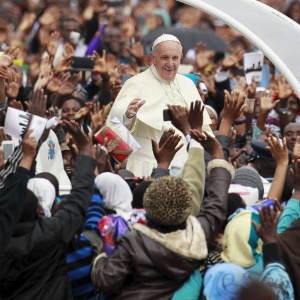 Papa Francisco saúda fiéis ao chegar para a missa papal em Nairóbi, capital do Quênia - Thomas Mukoya/Reuters