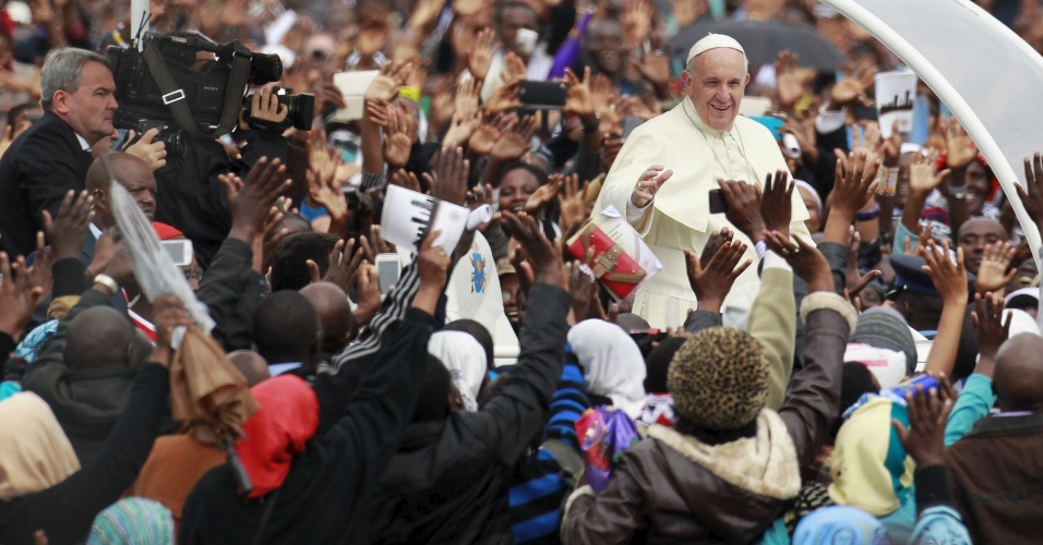 26.nov.2015 - O papa Francisco saúda fiéis ao chegar para a missa papal em Nairóbi, capital do Quênia. Francisco está em viagem pela África, onde durante seis dias visitará Quênia, Uganda e a República Centro Africana. Na missa, o pontífice condenou o uso de extremismo religioso