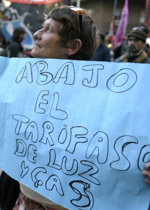 Manifestante protesta contra as tarifas de água e luz, em Buenos Aires, na Argentina - Juan Mabromata/AFP