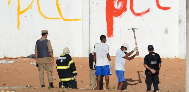 Presos cavam em busca de corpos após confronto de facções em presídio no RN  - Andressa Anholete/AFP
