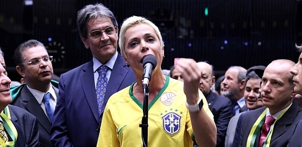 Roberto Jefferson (ao fundo) e a filha Cristiane Brasil - Antonio Augusto / Câmara dos Deputados